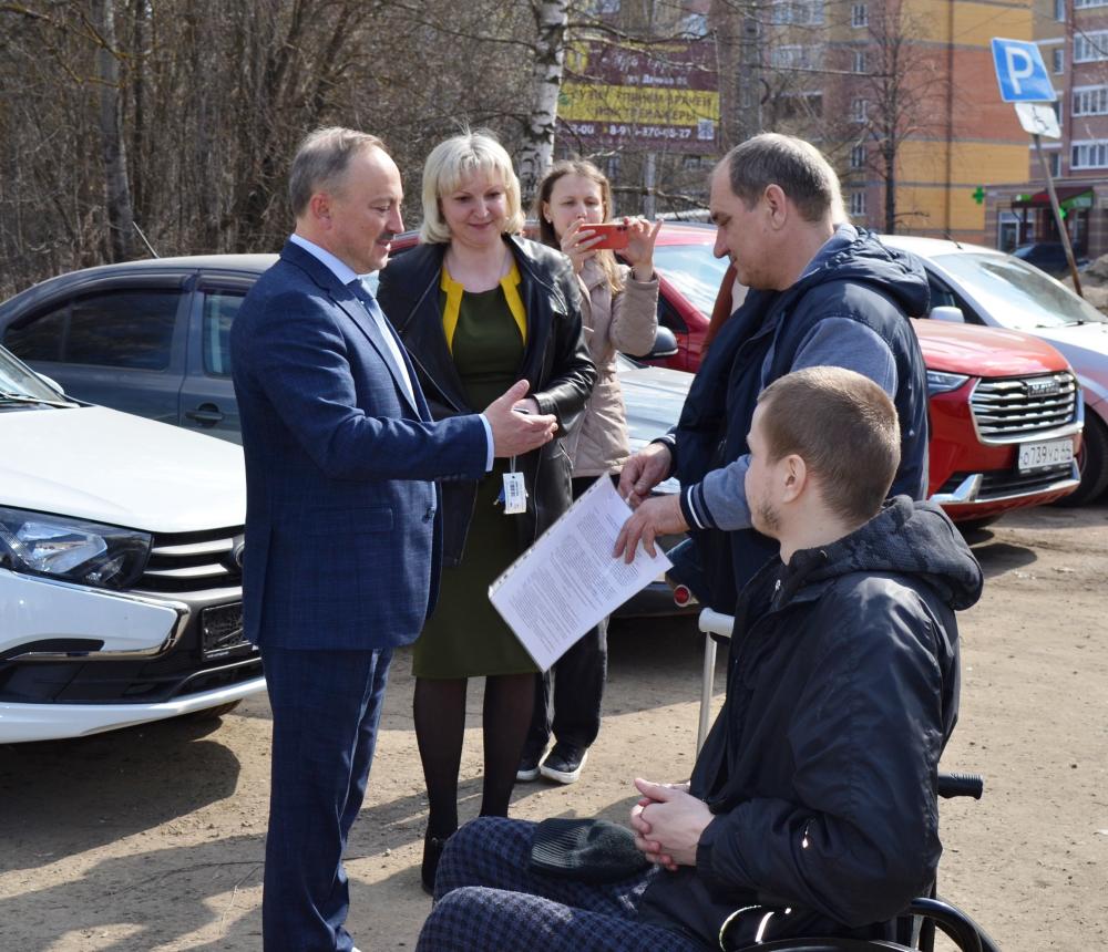Управляющий ОСФР по Костромской области вручил ключи от новых автомобилей двум костромичам, пострадавшим на производстве